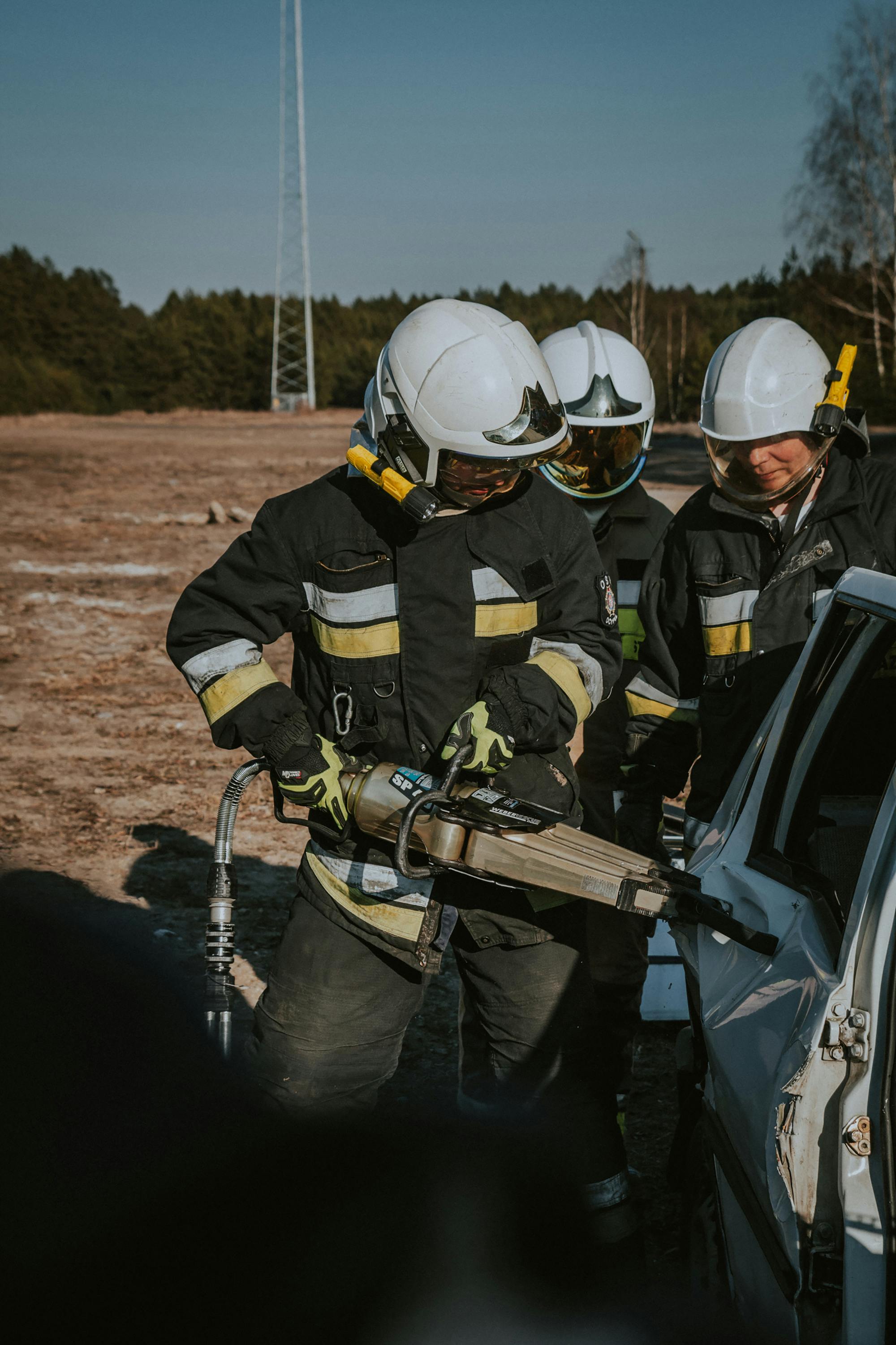 Pompierii luptă cu un incendiu devastator pornit de la un autoturism în Caraorman