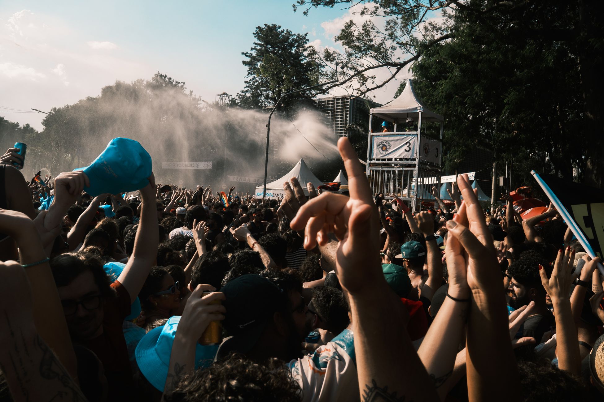 99-jarige vrouw vestigt record als oudste crowdsurfer