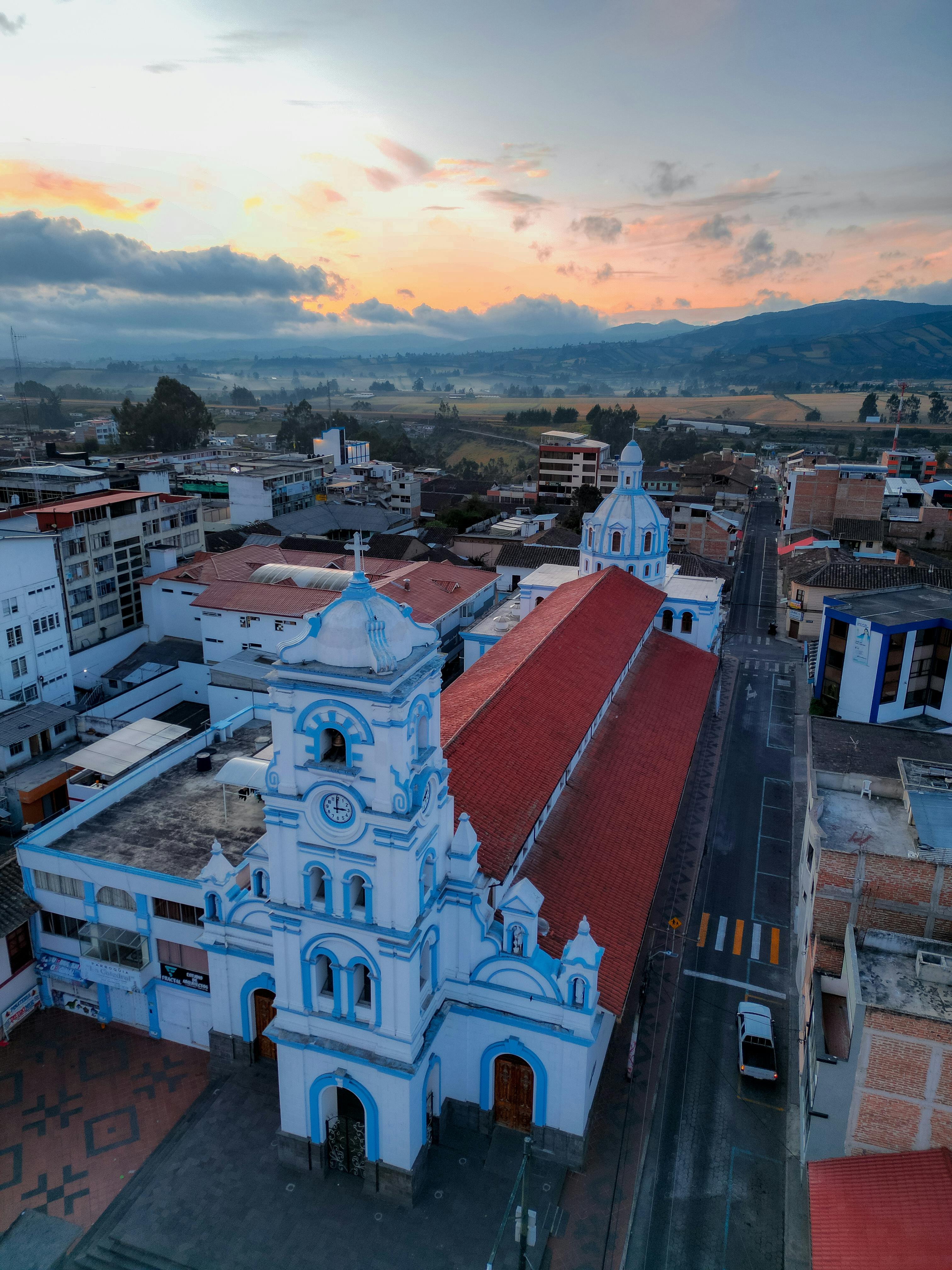 Understanding Ecuador’s Dollarized Economy: Credit, Inflation, and Investment