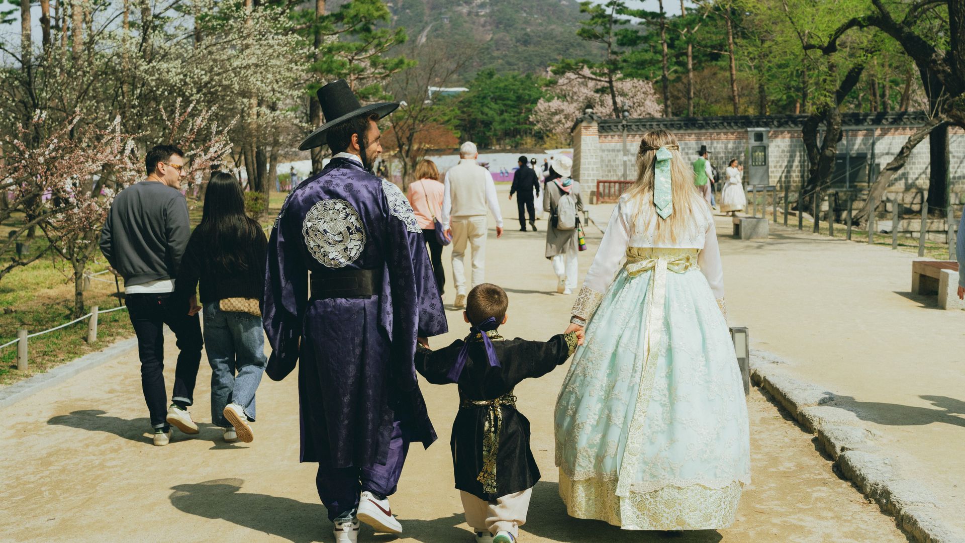 Keluarga mengenakan pakaian tradisional sebagai inspirasi sewa hanbok Korea bersama anak