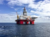 北海明亮的天空下宏伟的海上石油平台，展示了挪威的能源基础设施