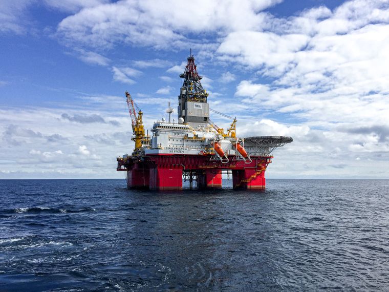 Plateforme de forage offshore en mer