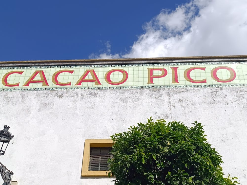 fachada histórica de la destilería Cacao Pico en la calle Cielo, corazón del casco antiguo portuense