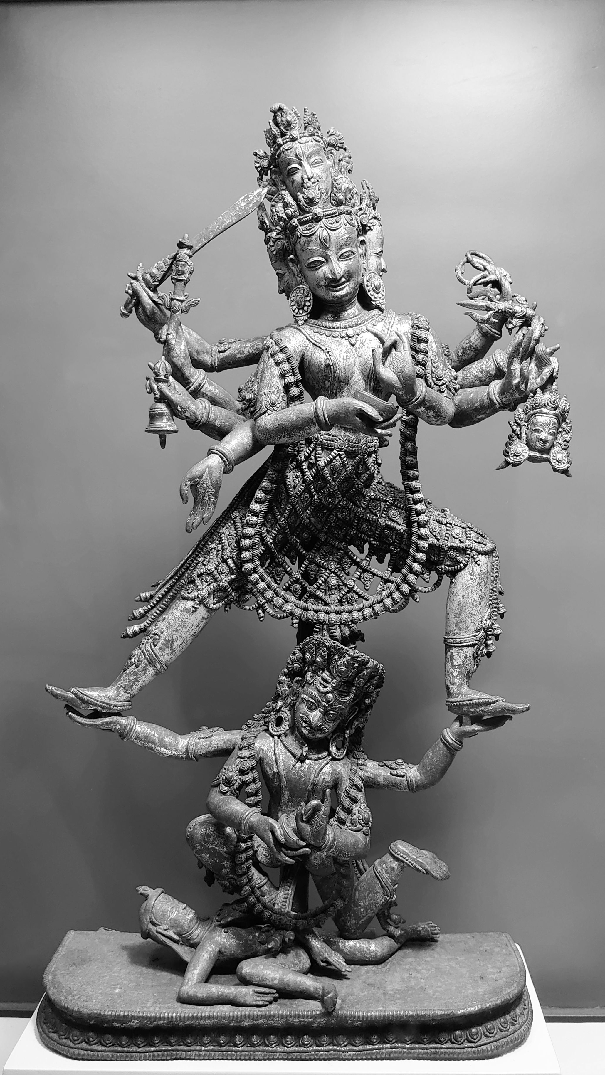 Gratuit Une sculpture en bronze détaillée représentant une divinité hindoue à plusieurs bras dans une pose dynamique, mettant en valeur un savoir-faire complexe. Photos