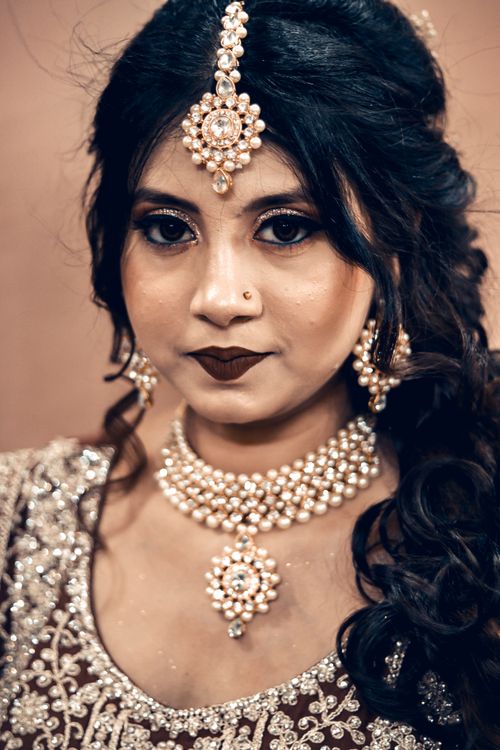 Free Beautiful South Asian bride adorned with intricate jewelry and traditional attire, capturing wedding elegance in Ahmedabad. Stock Photo
