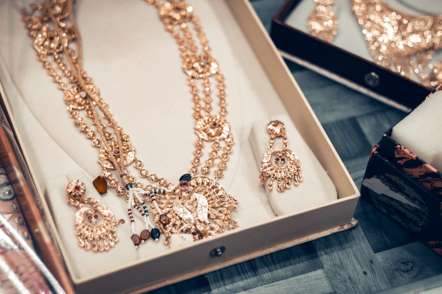 Complete bridal box jewellery set in velvet presentation