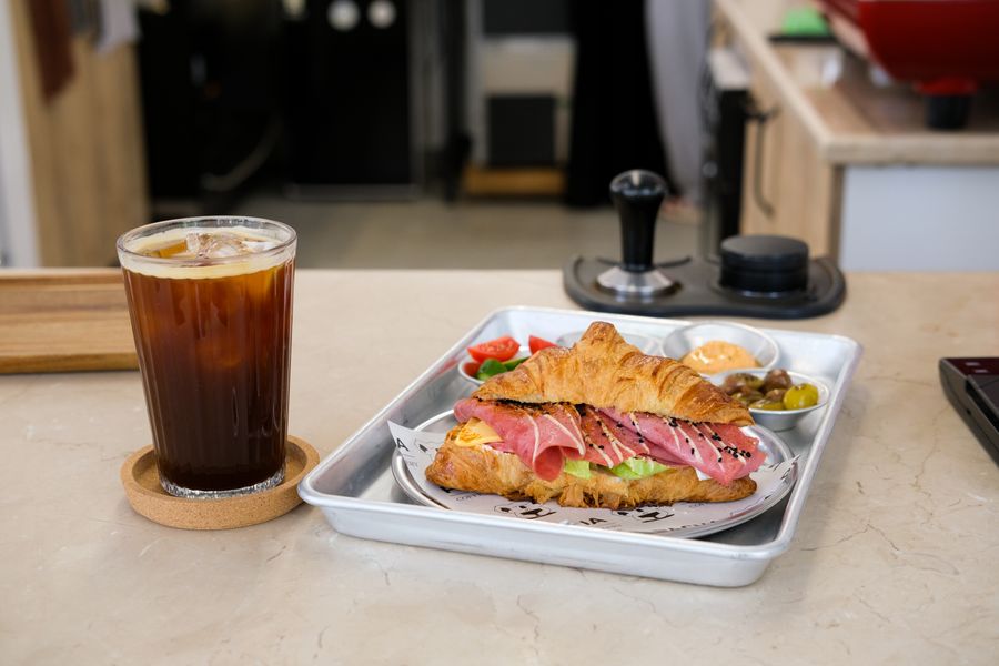 Croissant sandwich dan iced coffee