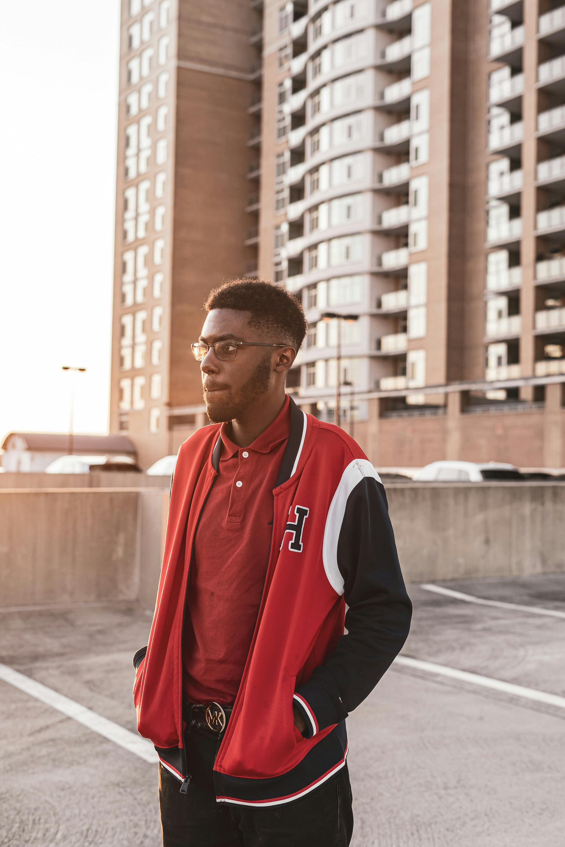 穿着休闲服的年轻人在城市屋顶与现代建筑合影