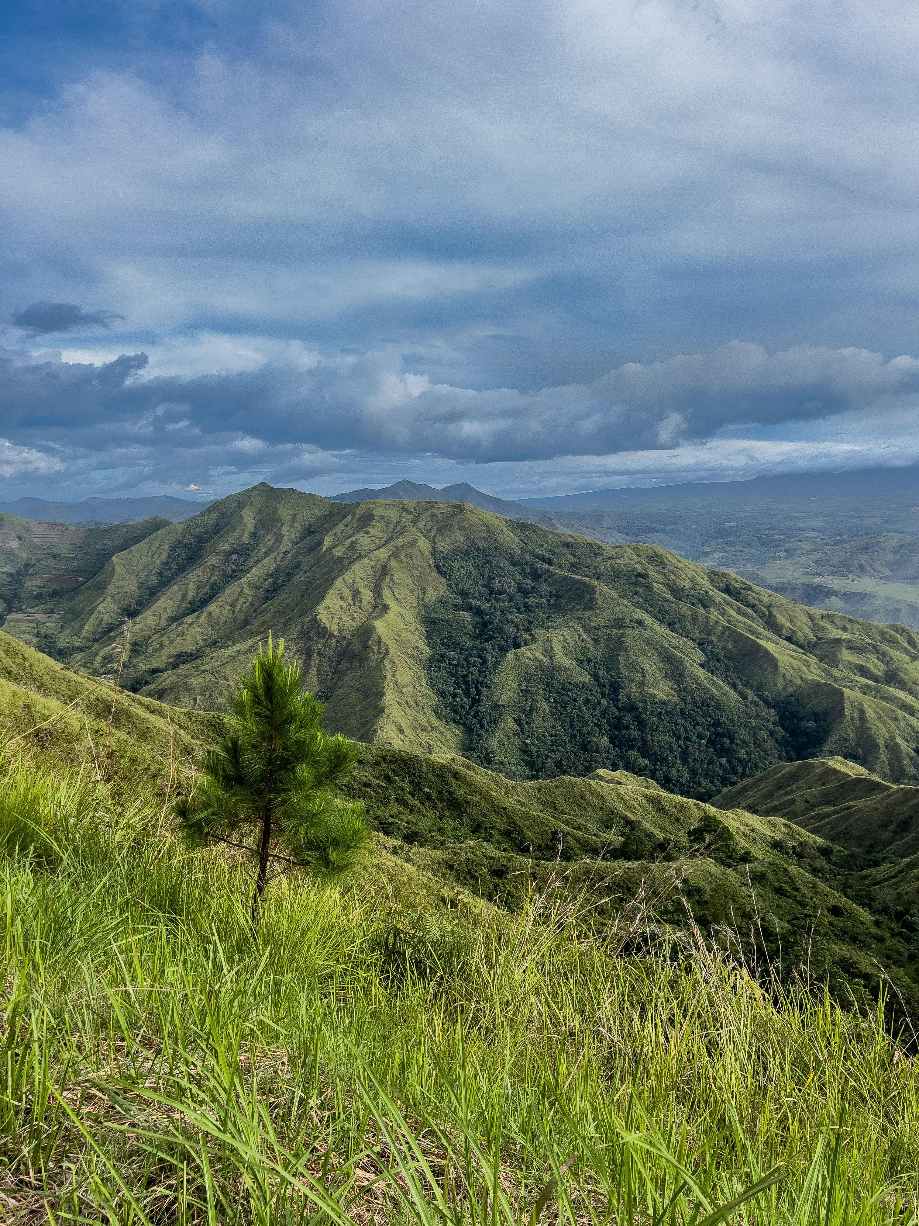 Scenic Green Mountain View in Daylight · Free Stock Photo