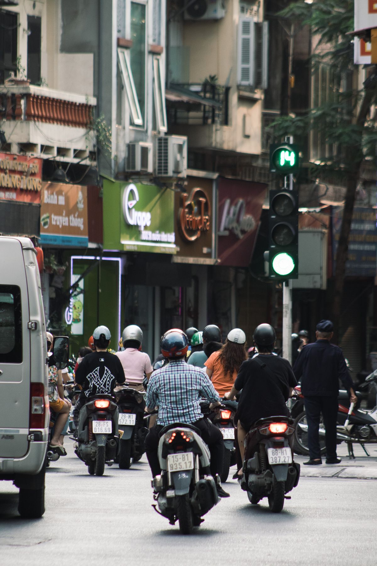 Xe cộ đông đúc dừng ở một ngã tư đèn đỏ trong giờ cao điểm