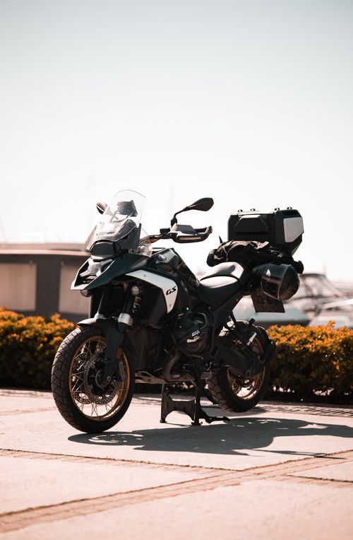 Free Stylish adventure motorcycle parked near a marina in Yalova, Türkiye, under bright daylight. Stock Photo
