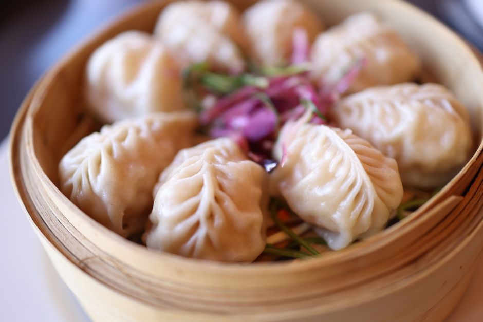 Dim sum al vapore serviti nel cestino di bambù