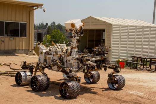 火星车在火星表面进行采样和分析作业