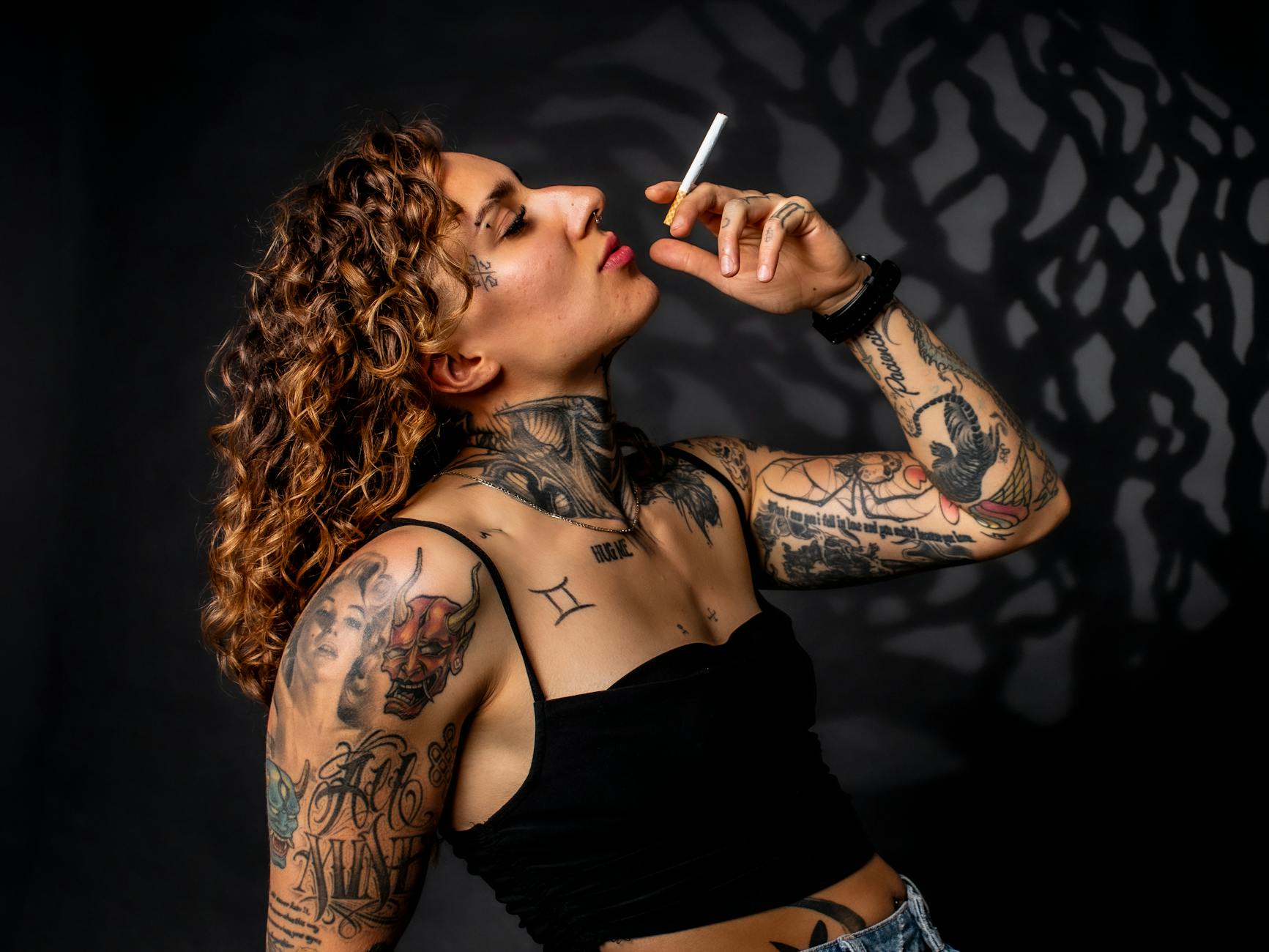 https://www.pexels.com/photo/expressive-tattooed-woman-in-studio-portrait-32084298/