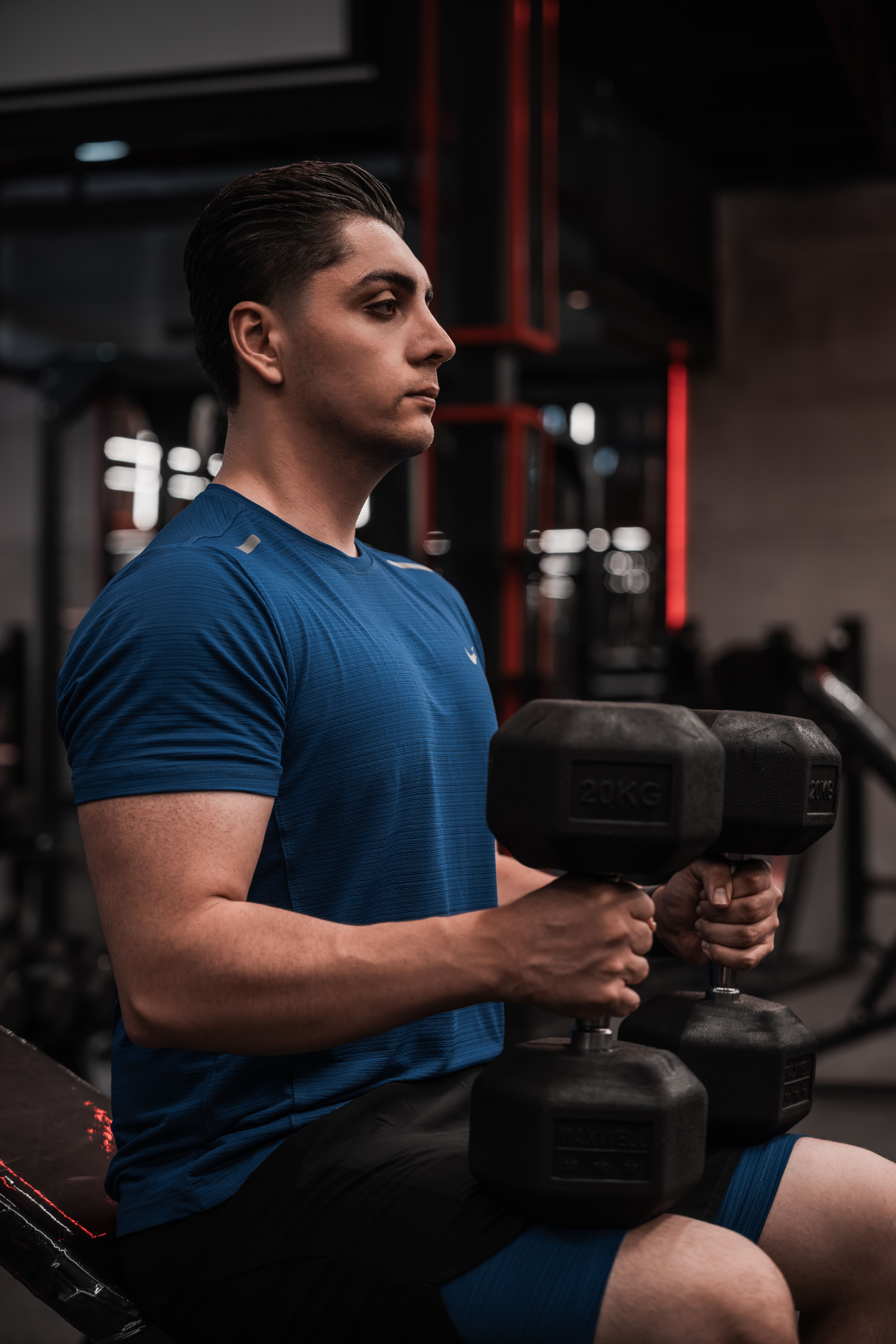 Poids libres vs machines guidées : que choisir pour progresser en musculation ?
