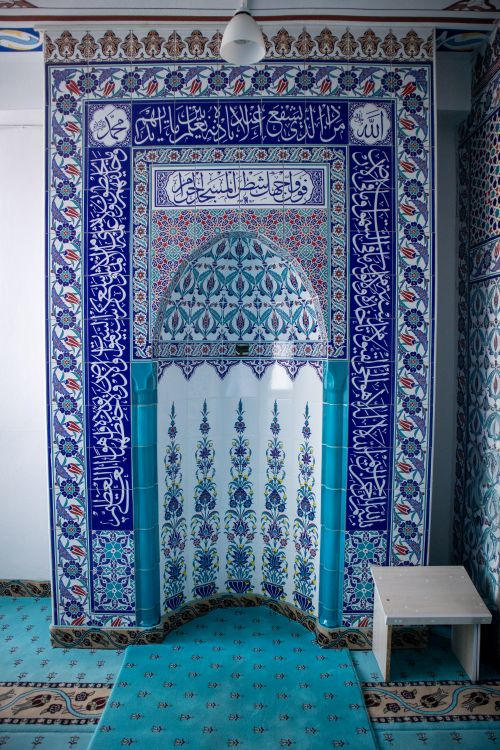Free Beautifully detailed Islamic mosaic decorates a prayer niche in a Turkish mosque, showcasing vibrant blue patterns. Stock Photo