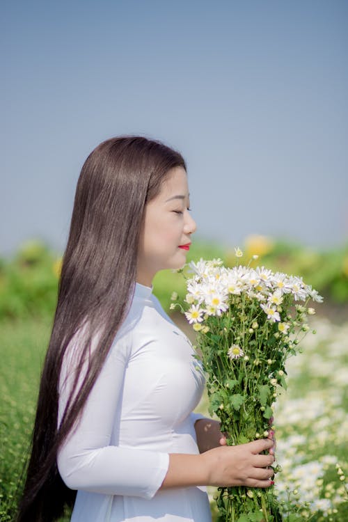 Женщина, держащая белые цветы