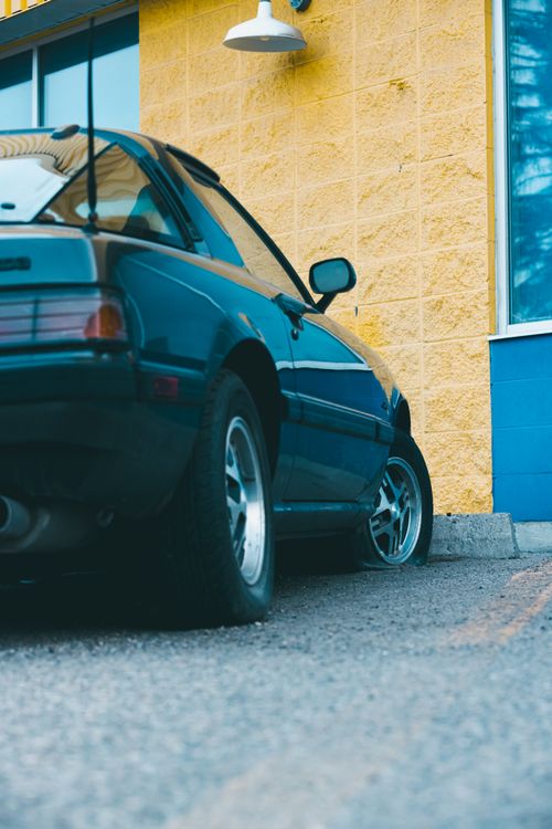 Free Abandoned Blue Car with Flat Tire Stock Photo
