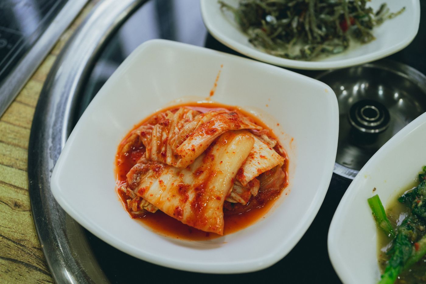 Kimchi coreano servido en un cuenco