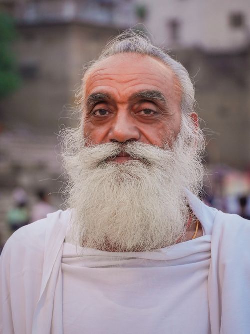 Free A serene portrait of a Sadhu in Varanasi, capturing spirituality and tradition. Stock Photo