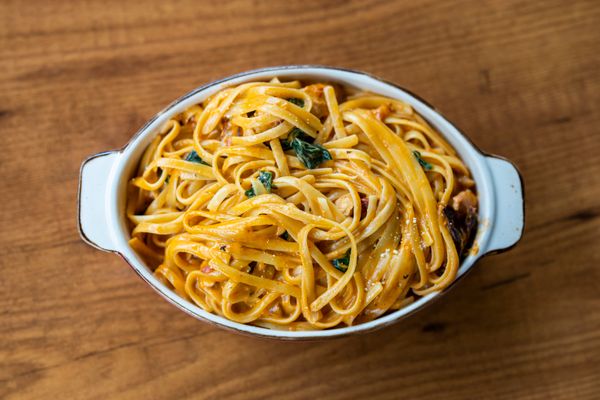 Romige pasta in witte kom