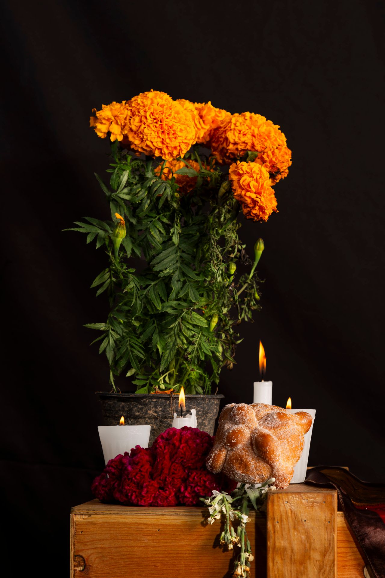 Autel Día de los Muertos avec fleurs de cempasúchil