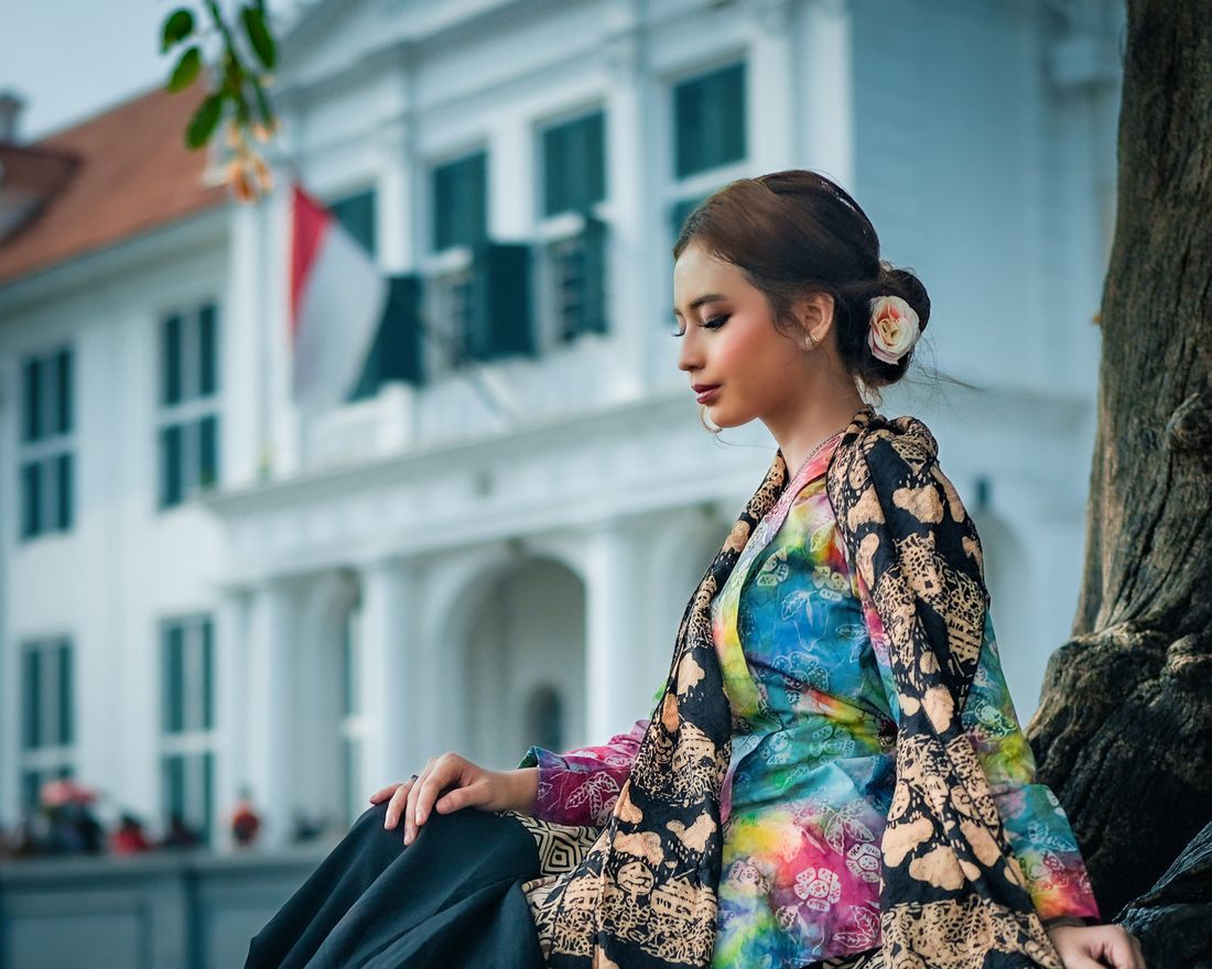 Perempuan mengenakan busana batik dengan komposisi warna kontemporer