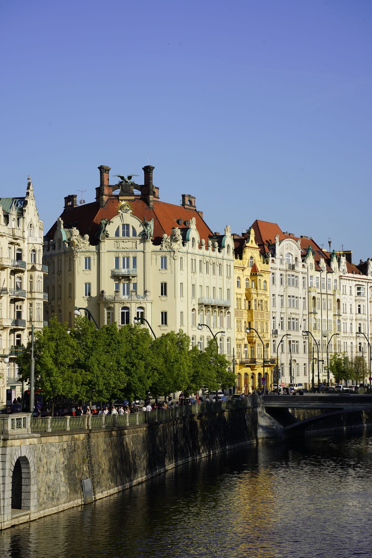 Fachadas históricas junto al río