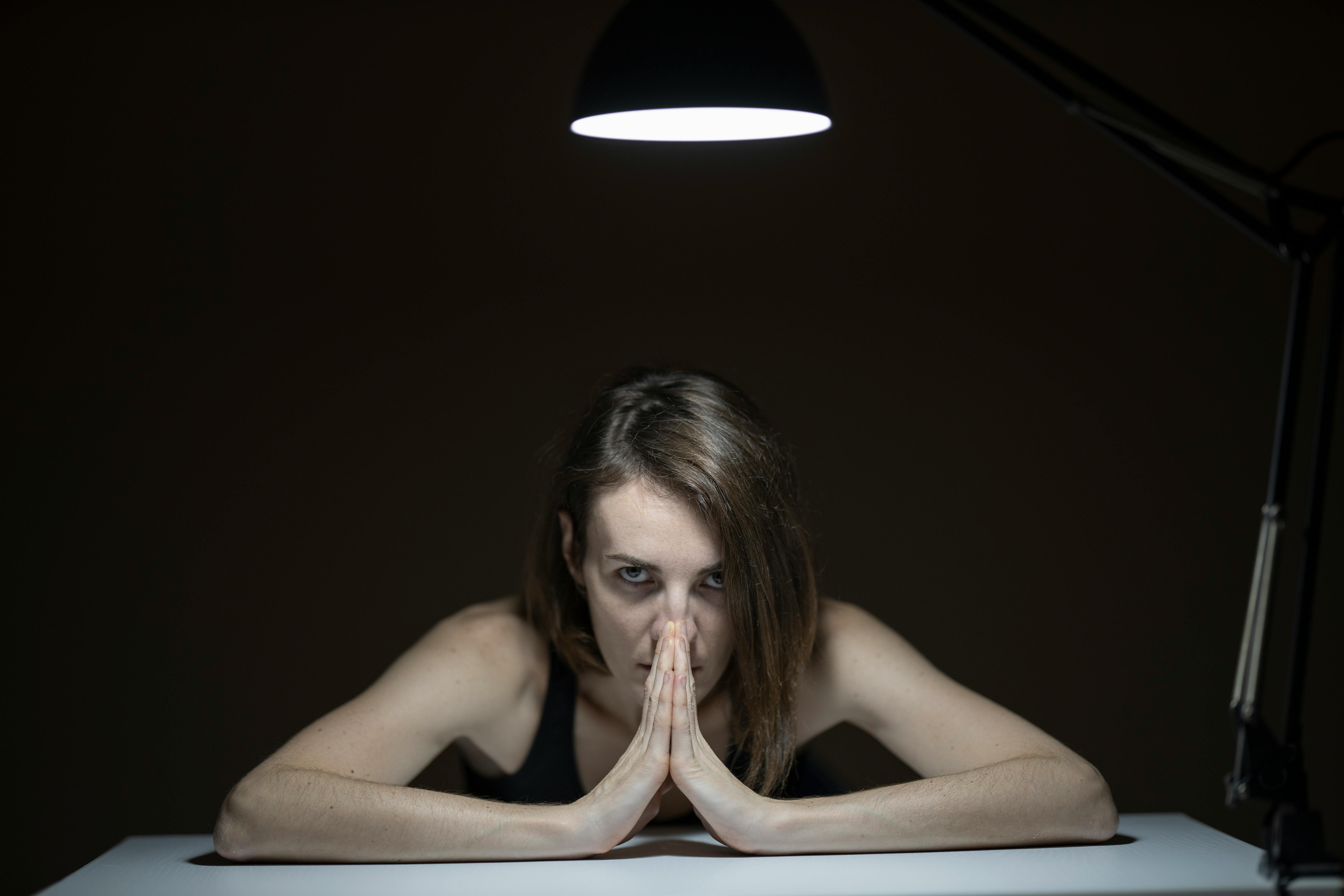 免費 女人穿著黑色背心靠在桌子上 圖庫相片