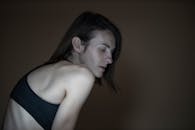 在弱光下拍摄的一位闭着眼睛的女性沉思肖像