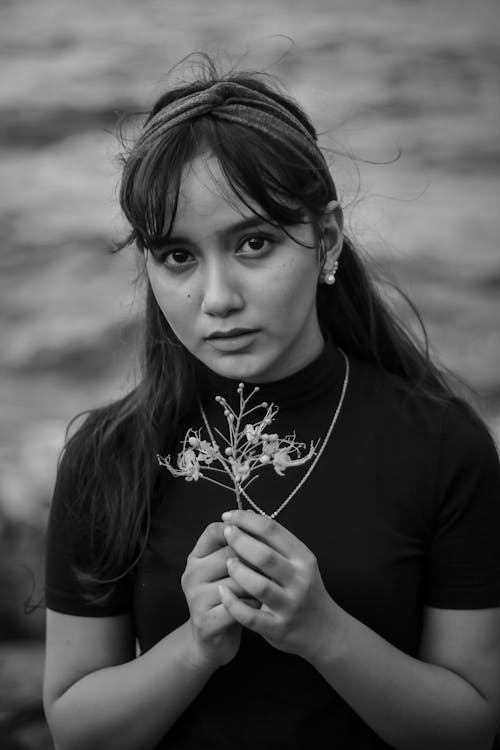 Fotografia De Mulher Em Escala De Cinza