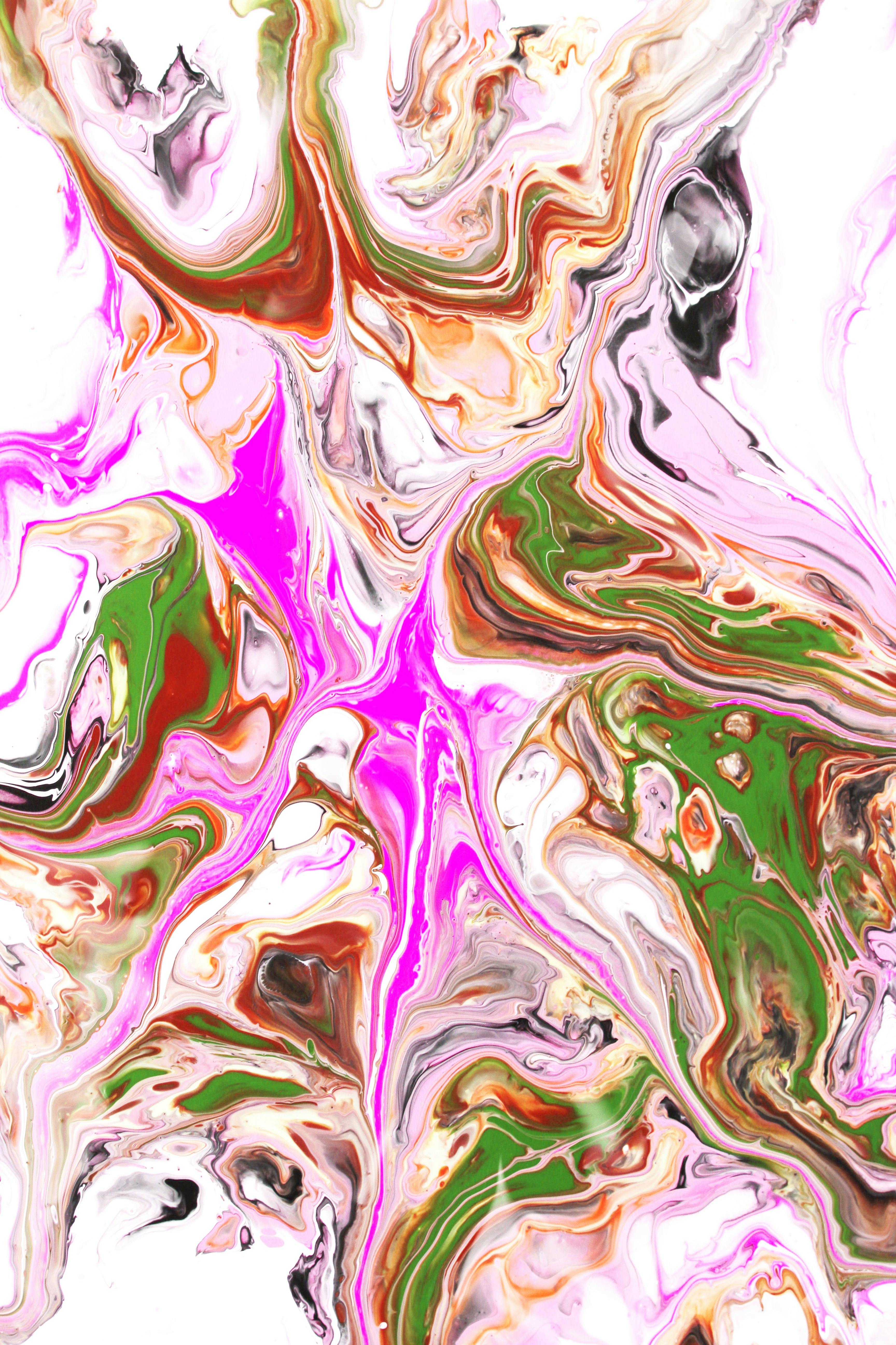 Gratuit Peinture fluide abstraite dynamique présentant des tourbillons audacieux de tons roses, verts et terreux. Photos