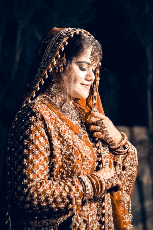 Free A South Asian bride in traditional attire, beautifully adorned for her wedding day, exuding grace and culture. Stock Photo