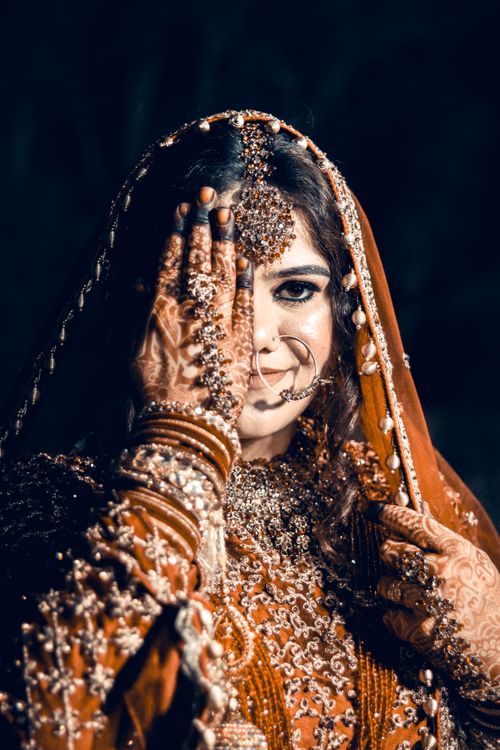 Free Beautiful South Asian bride with intricate henna designs, showcasing traditional wedding attire in Ahmedabad. Stock Photo