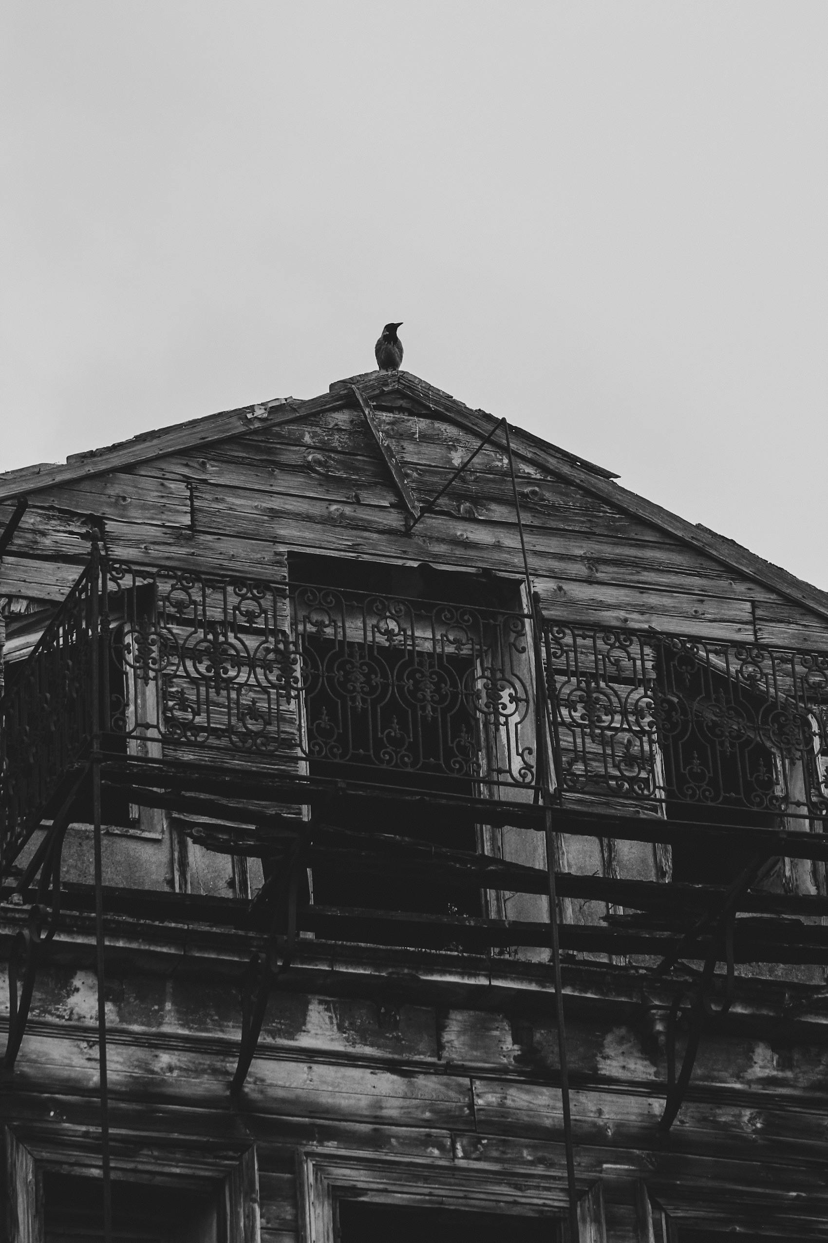 grátis Um edifício antigo com trabalhos em ferro intrincados, capturado em preto e branco em Istambul. Foto profissional