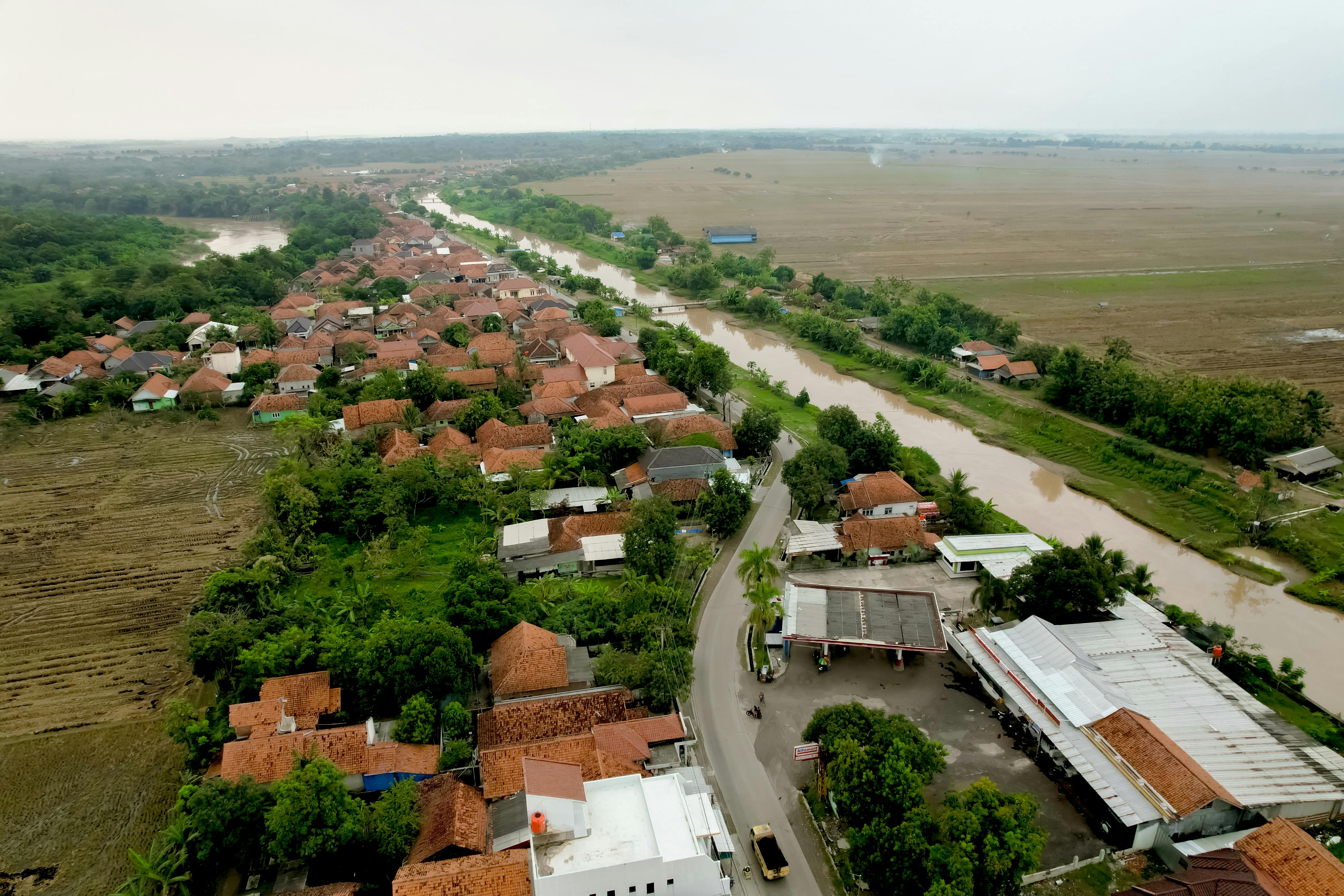 Vista aérea de aldeia rural tradicional — história dos bens comuns