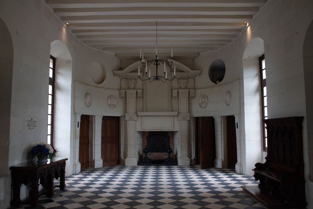 Sală elegantă cu pardoseală în tablă de șah în interiorul castelului Chenonceau