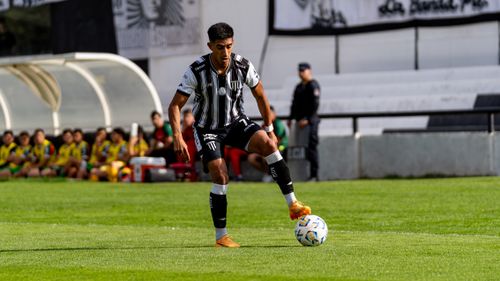 Free Professional soccer player dribbling during an outdoor match, capturing athletic skill and focus. Stock Photo