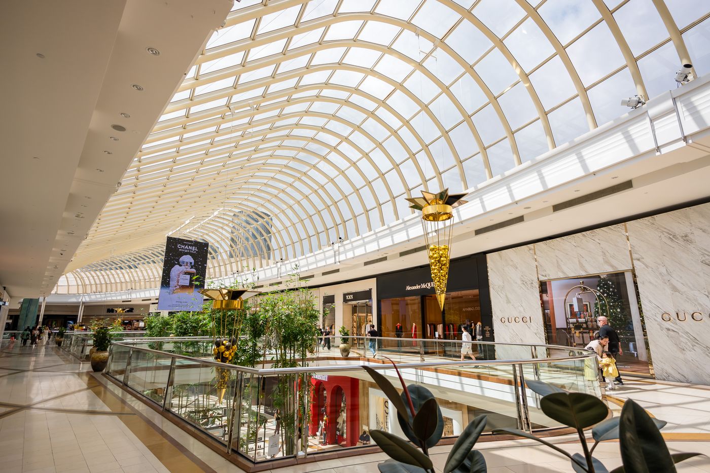 Interior iluminado de centro comercial con circulaciones amplias
