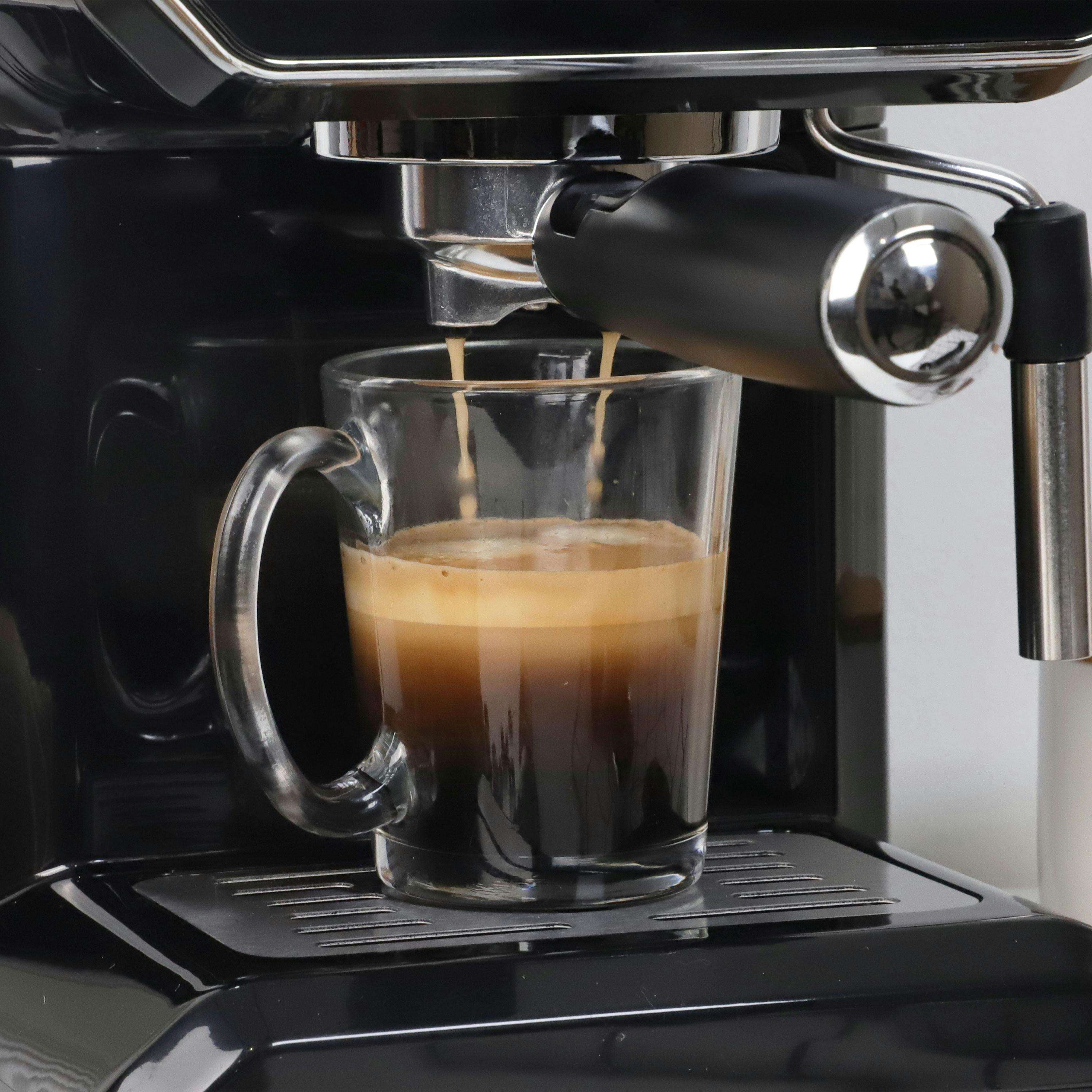 Espresso curgând din aparat, cu crema bogată — robusta în blend amplifică crema și corpul.
