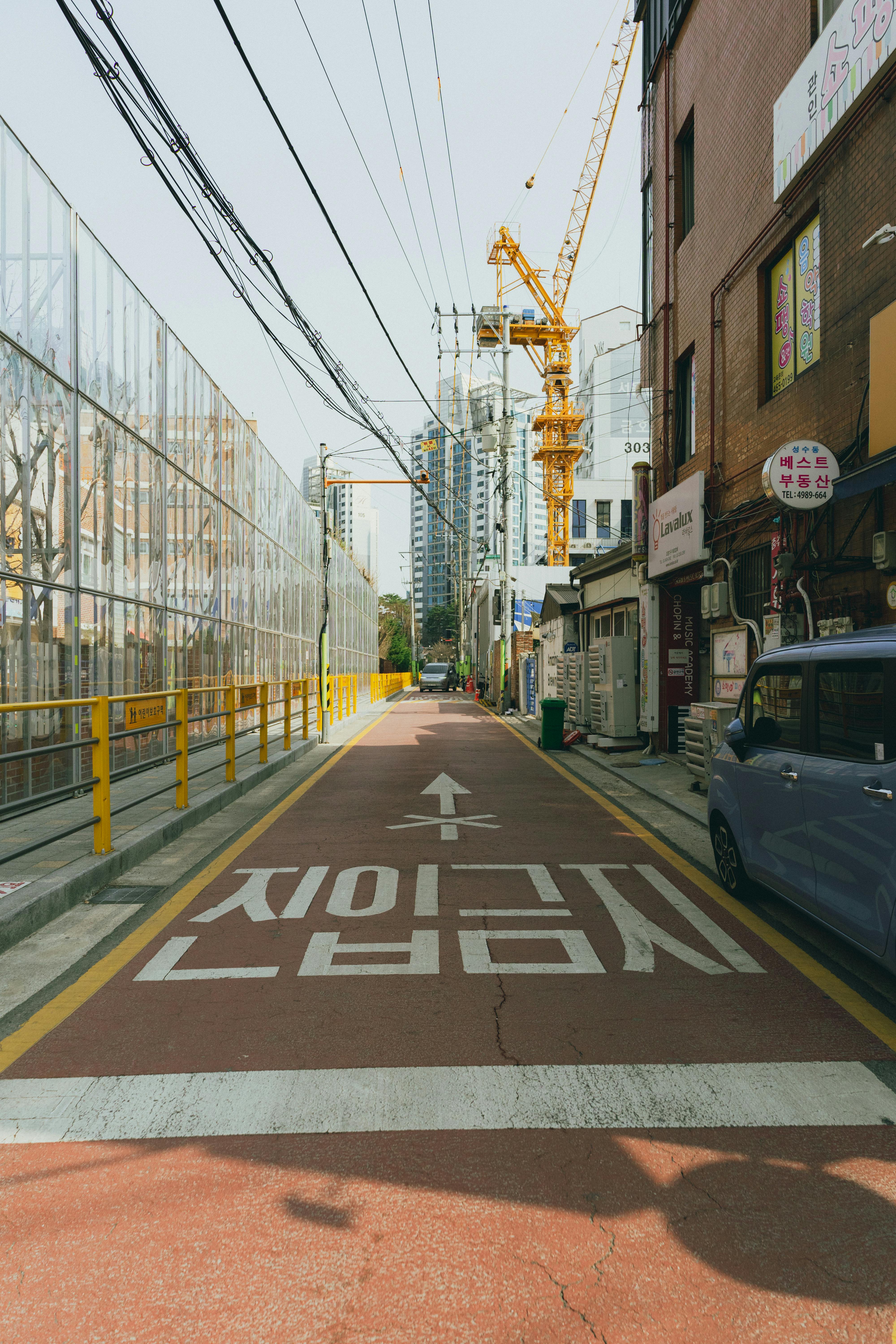 강남권 고층 아파트 건설 현장 크레인