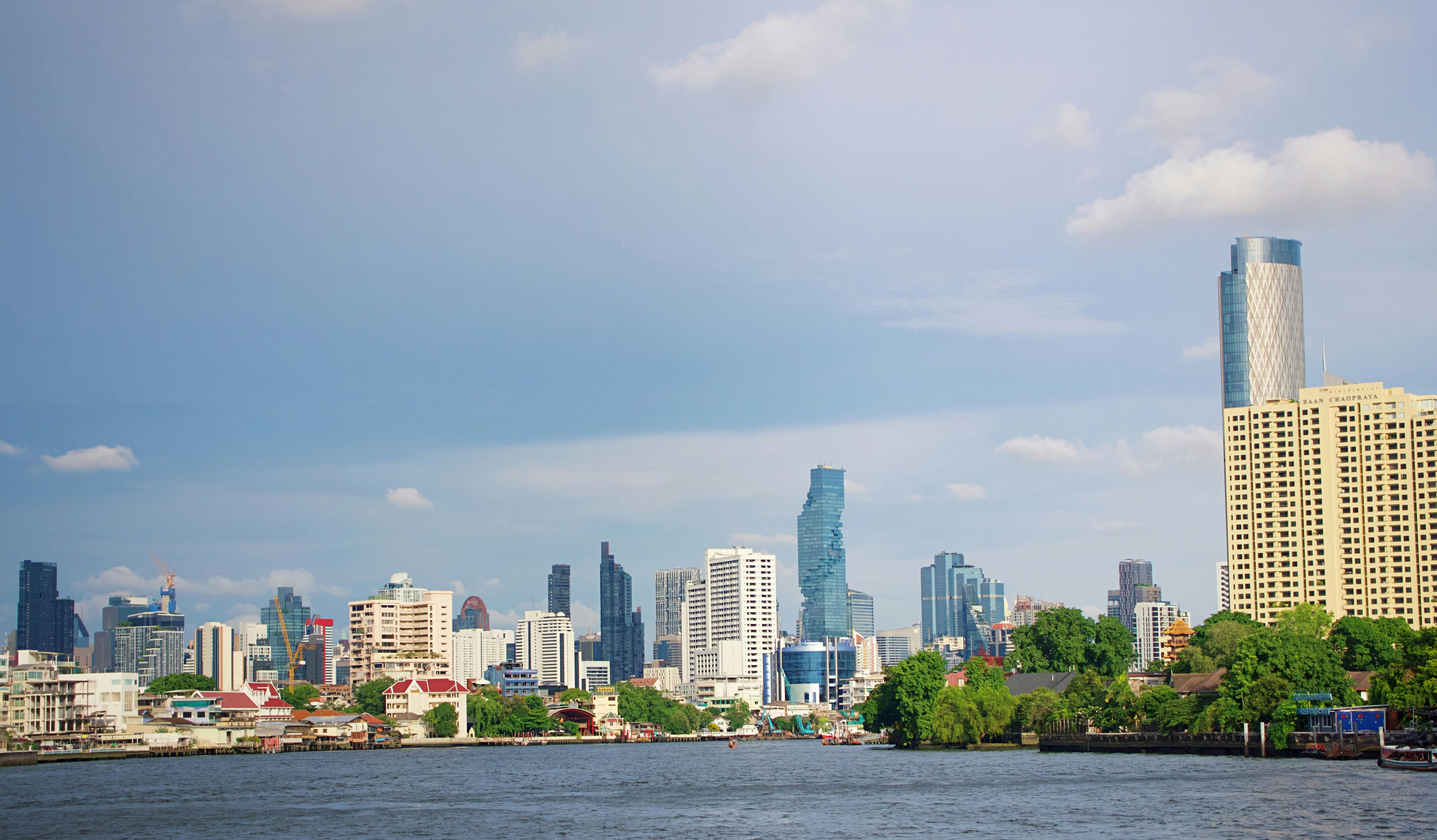 Belle vue de la ligne d'horizon de Bangkok avec des gratte-ciels et une rivière par une journée ensoleillée.