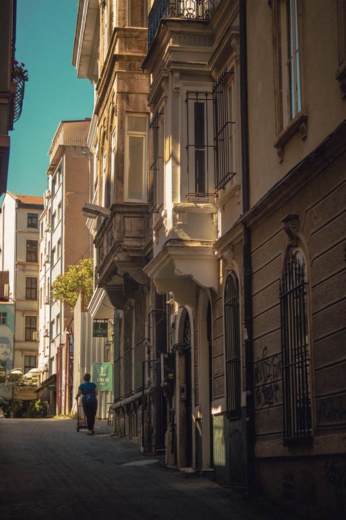Free A captivating view of a historic Istanbul street showcasing beautiful architecture and warm lighting. Stock Photo