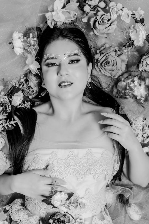 Free Black and white portrait of a ballerina with floral elements, embodying grace and elegance. Stock Photo