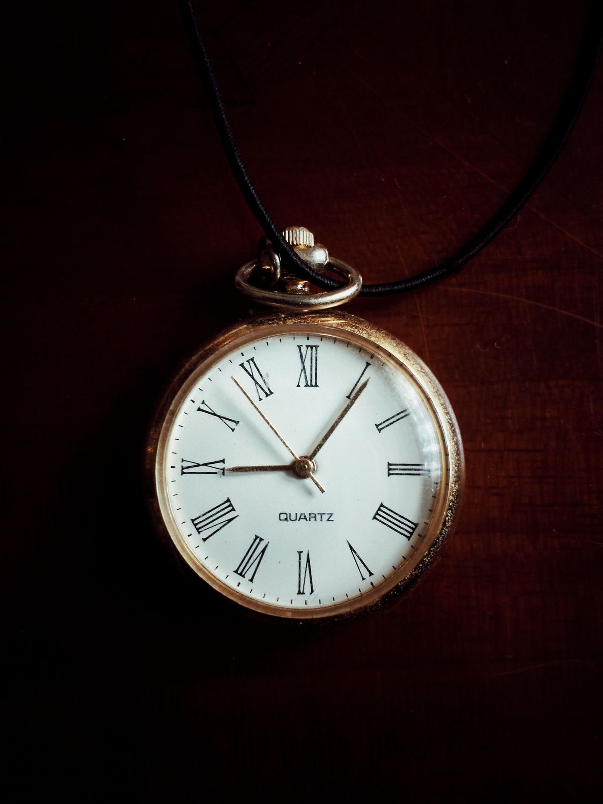Montre au cadran graphique dans une ambiance sombre