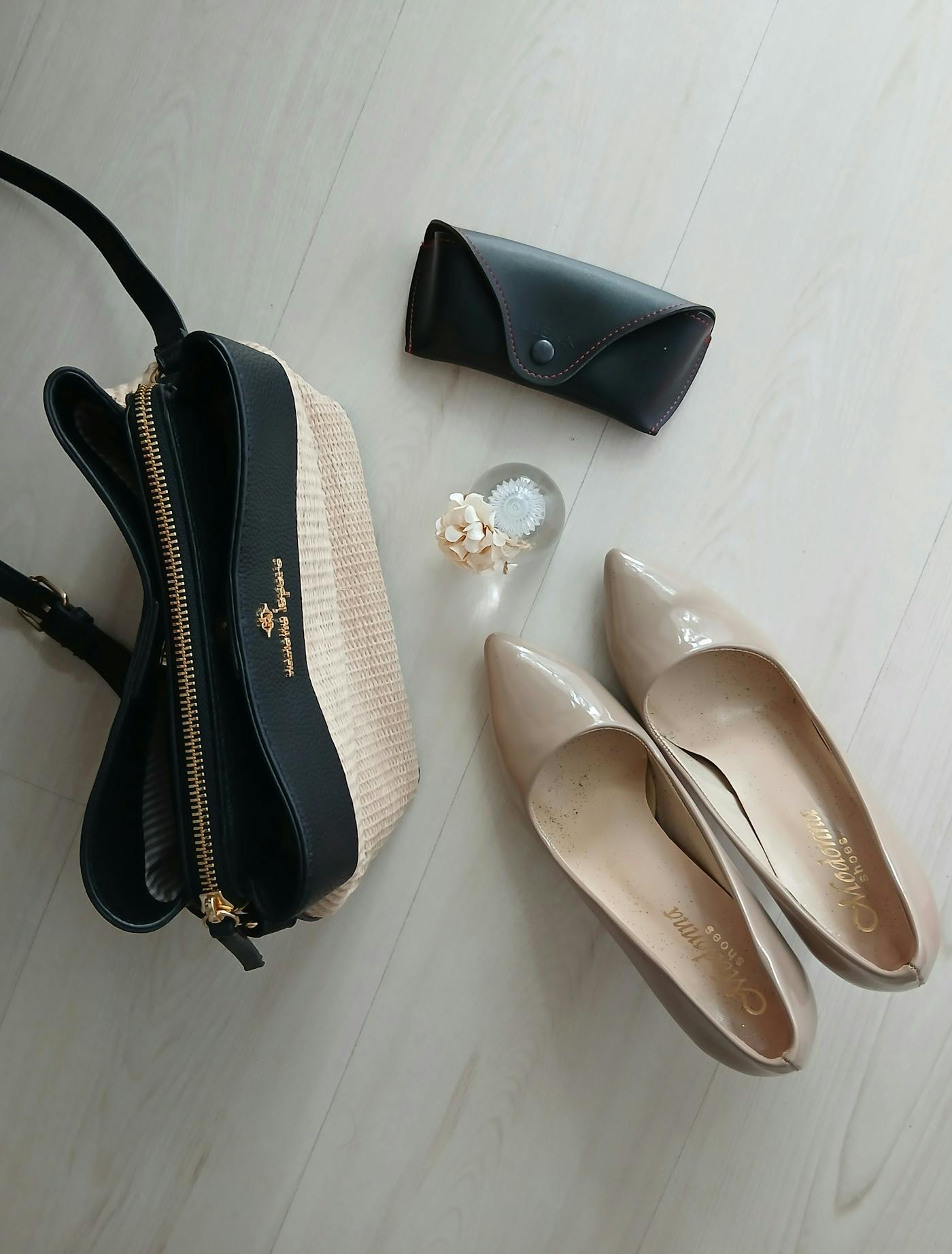 Flat lay con scarpe e accessori moda disposti ordinatamente