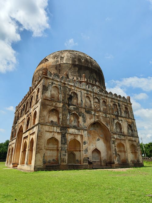 Free Historic tomb in Bidar, India, showcasing Indo-Islamic architecture against a clear blue sky. Stock Photo