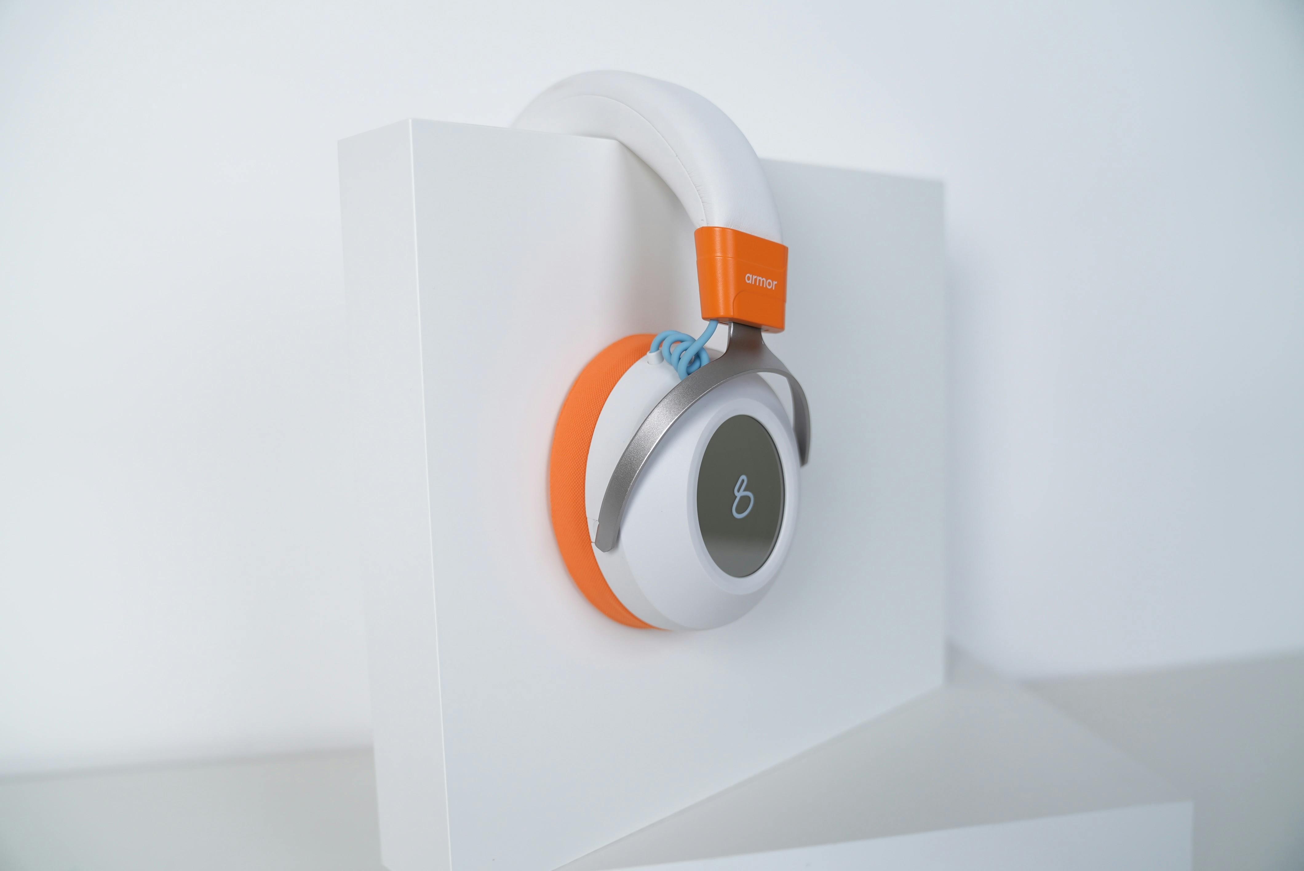 Kostenlos Stilvolle Over-Ear-Kopfhörer mit orangefarbenem Akzent, perfekt für Technikbegeisterte. Stock-Foto