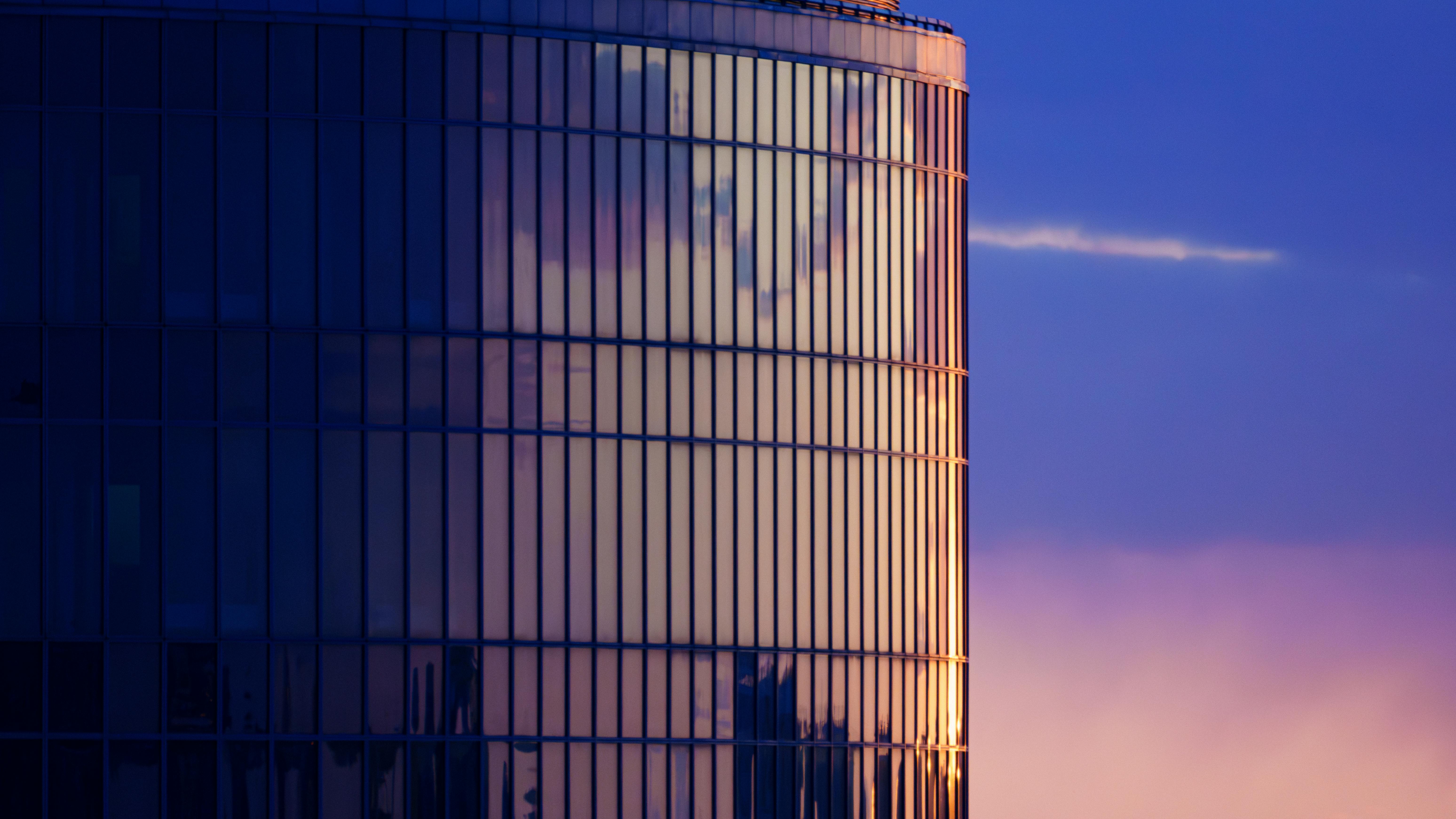 Gratis Un moderno rascacielos en San Petersburgo refleja los vibrantes tonos del atardecer en su fachada de vidrio. Foto de stock