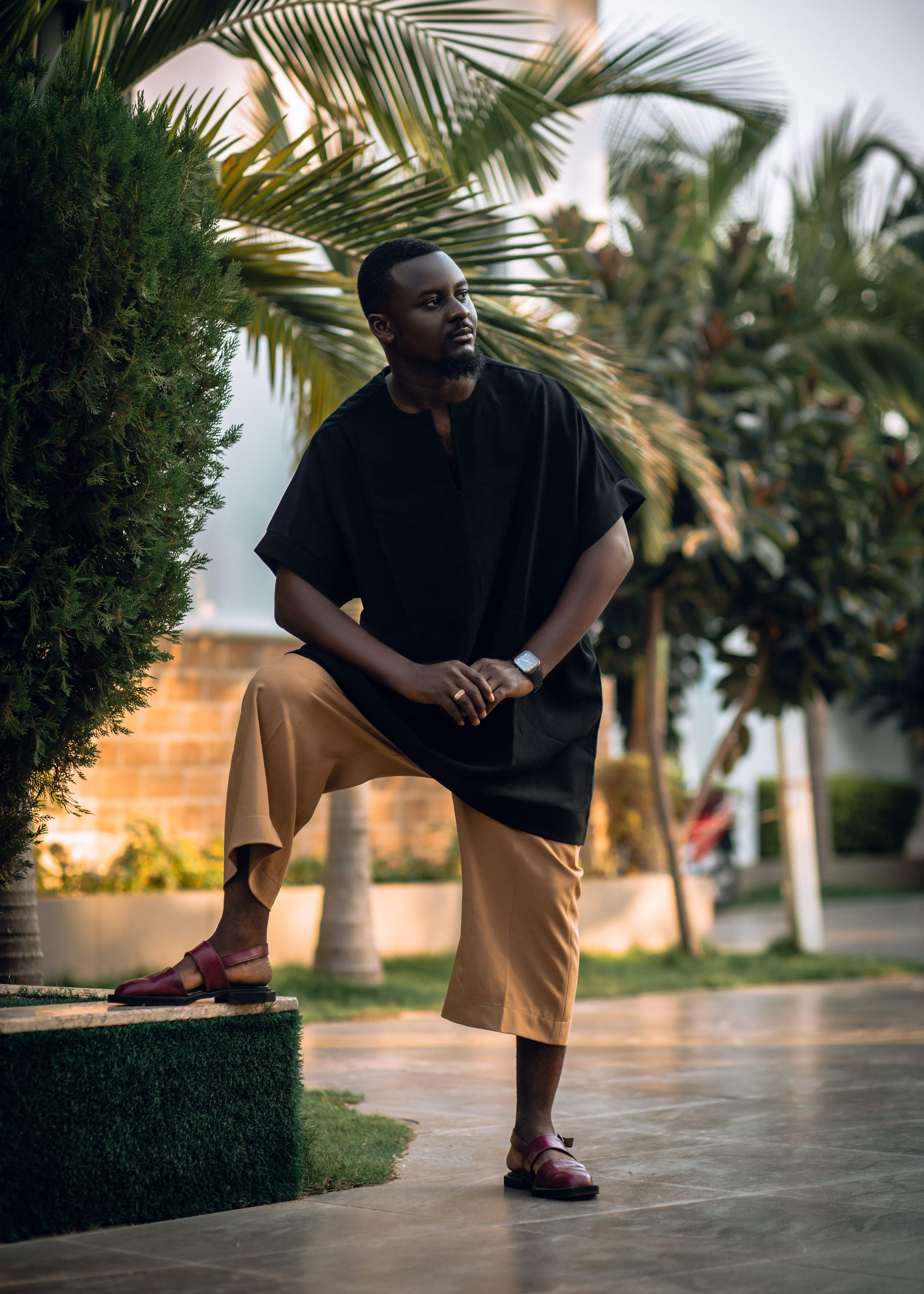 Hombre Elegante Posando Al Aire Libre Con Atuendo Moderno · Foto de ...